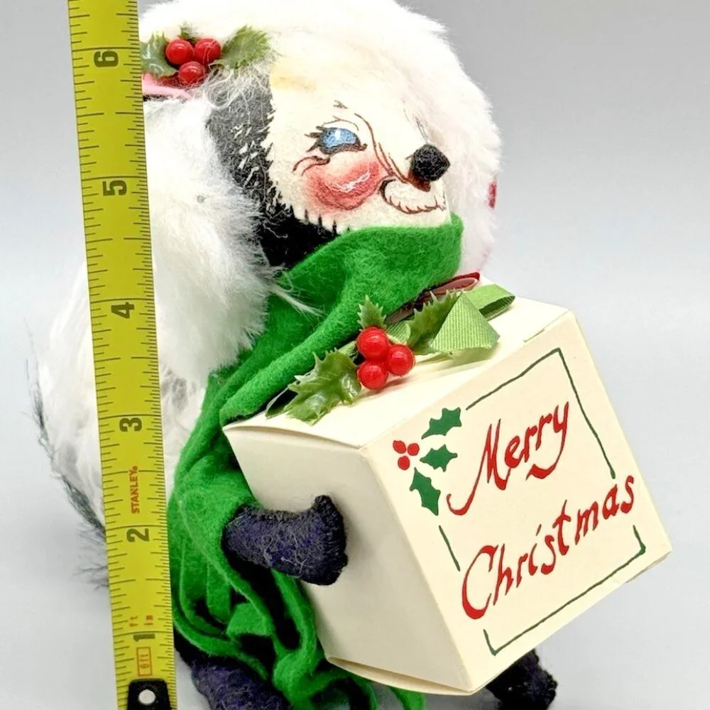 Annalee Santa Skunk Merry Christmas Present 1992 Made in‎ USA 7 inch